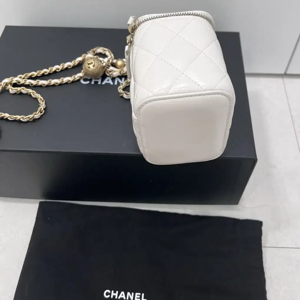 정품 CHANEL 샤넬 화이트 램스킨 베니티 골드볼 크로스백 31번대