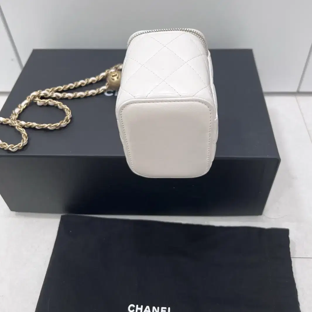 정품 CHANEL 샤넬 화이트 램스킨 베니티 골드볼 크로스백 31번대