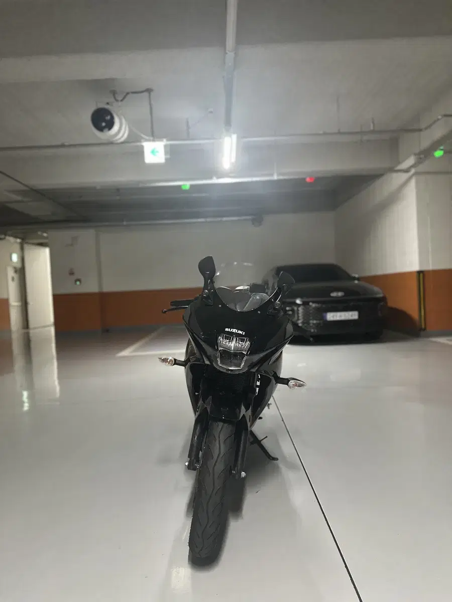 스즈키 gsxr125 23년식 흑마 6000km신차급 컨디션 판매합니다.