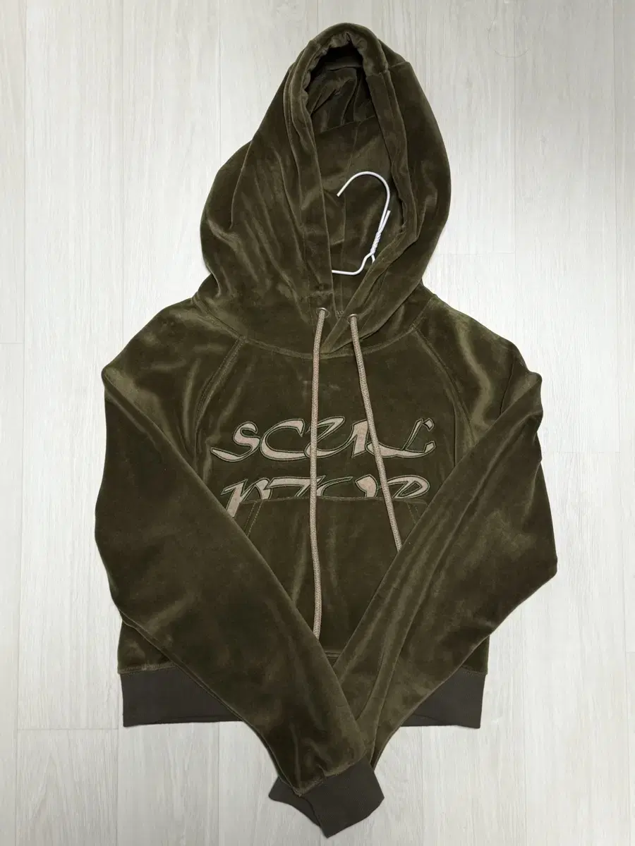 스컬프터 Velour Applique Crop Hoodie Sage