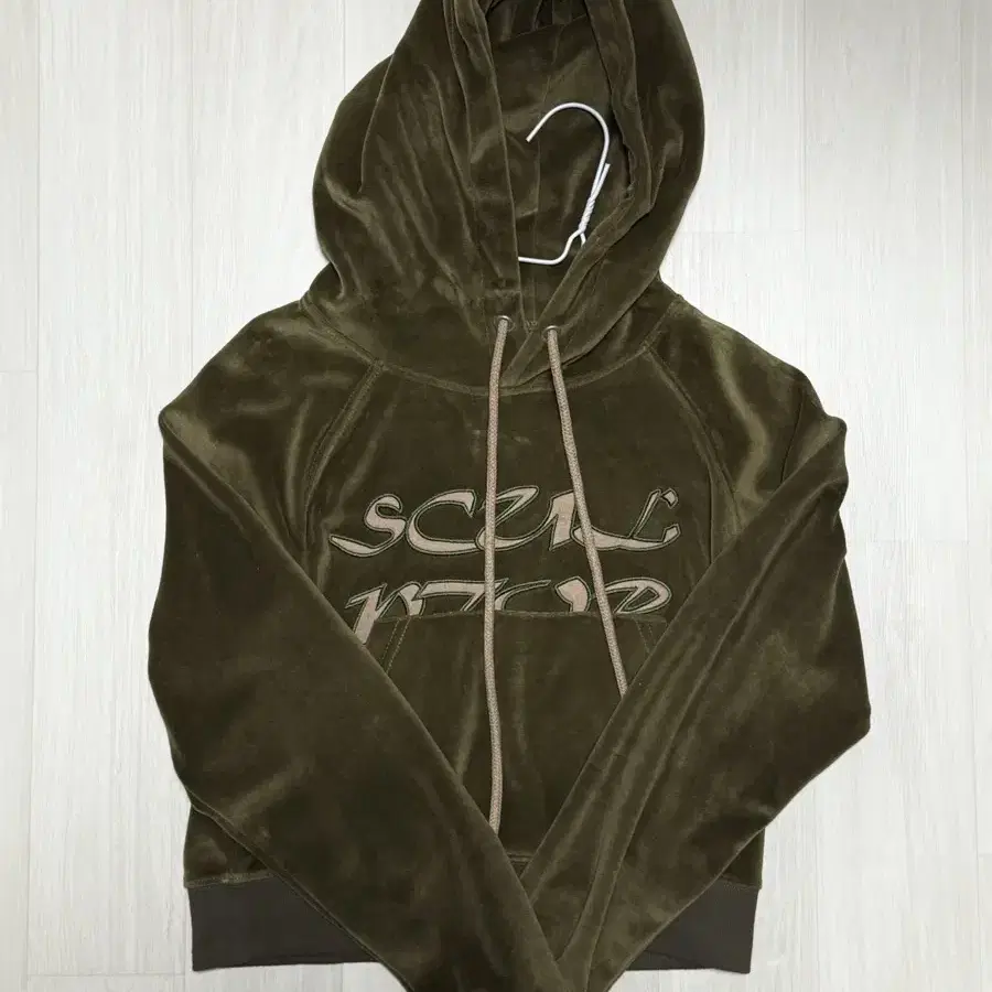 스컬프터 Velour Applique Crop Hoodie Sage