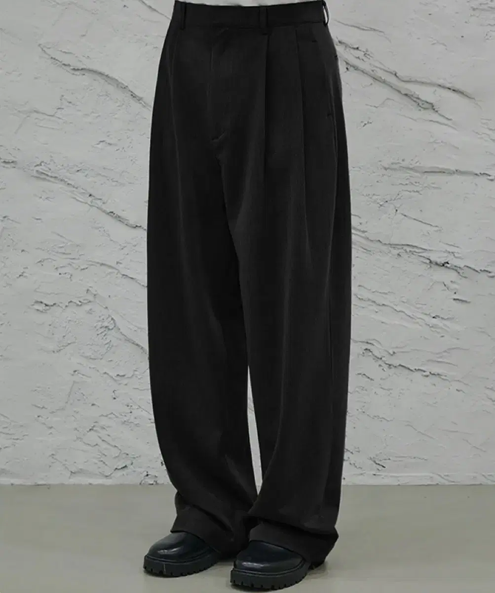 Cignature Double-Tuck Wide-leg Slacks [Black]