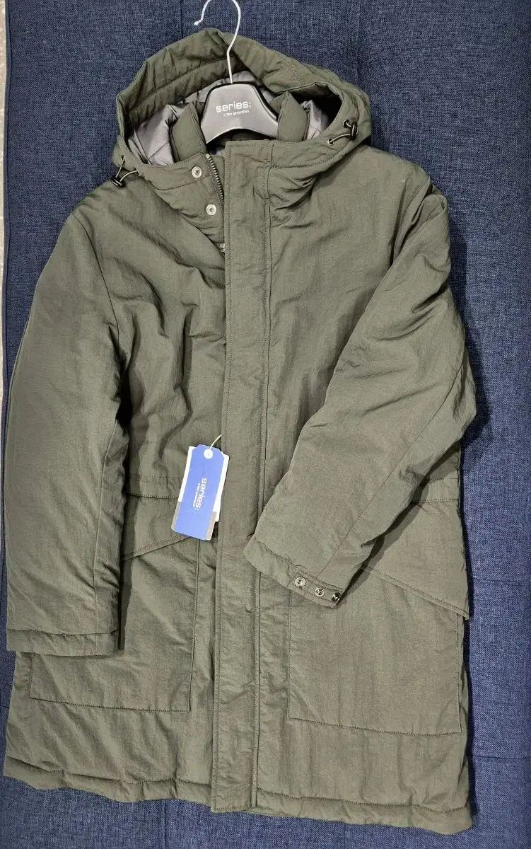 (NEW)SERIES; BLOO Hooded Goose Down Coat in Series Blue