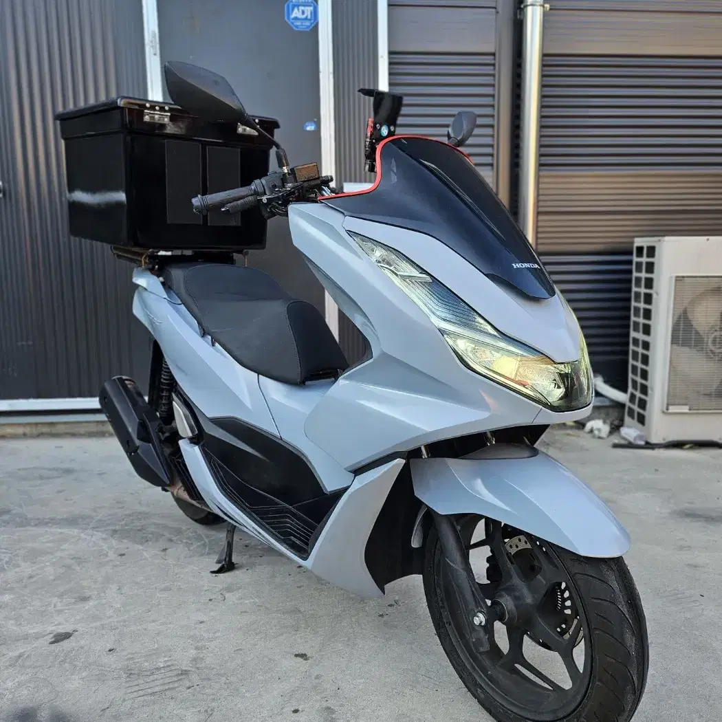 pcx125 22년식 3만 락그레이 공장도색 실물깡패 판매합니다.