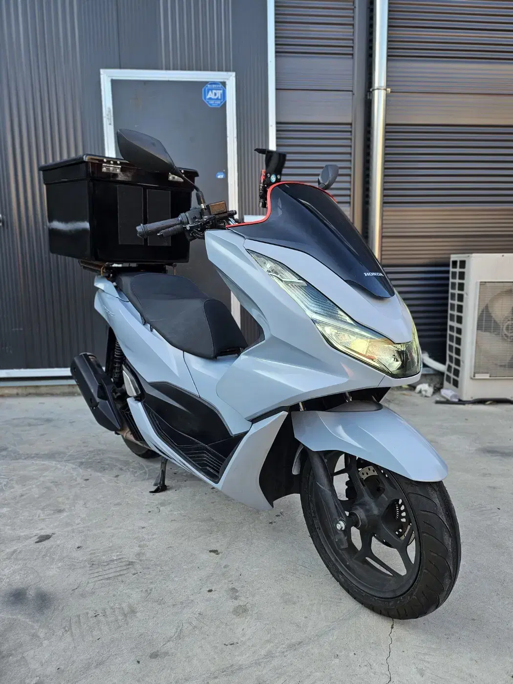 pcx125 22년식 3만 락그레이 공장도색 실물깡패 판매합니다.