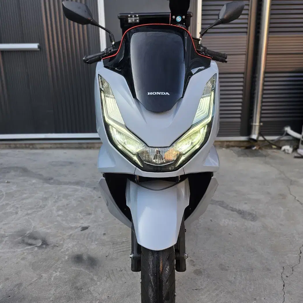 pcx125 22년식 3만 락그레이 공장도색 실물깡패 판매합니다.