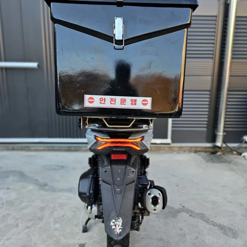 pcx125 22년식 3만 락그레이 공장도색 실물깡패 판매합니다.