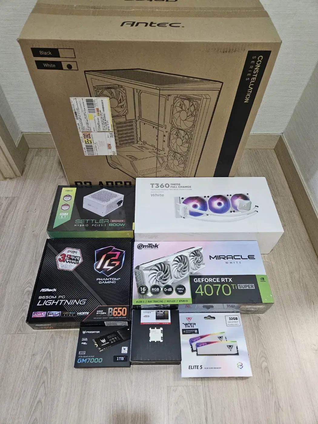 (신품)라이젠7800X3D 1테라 이엠텍4070Ti SUPER화이트수냉!