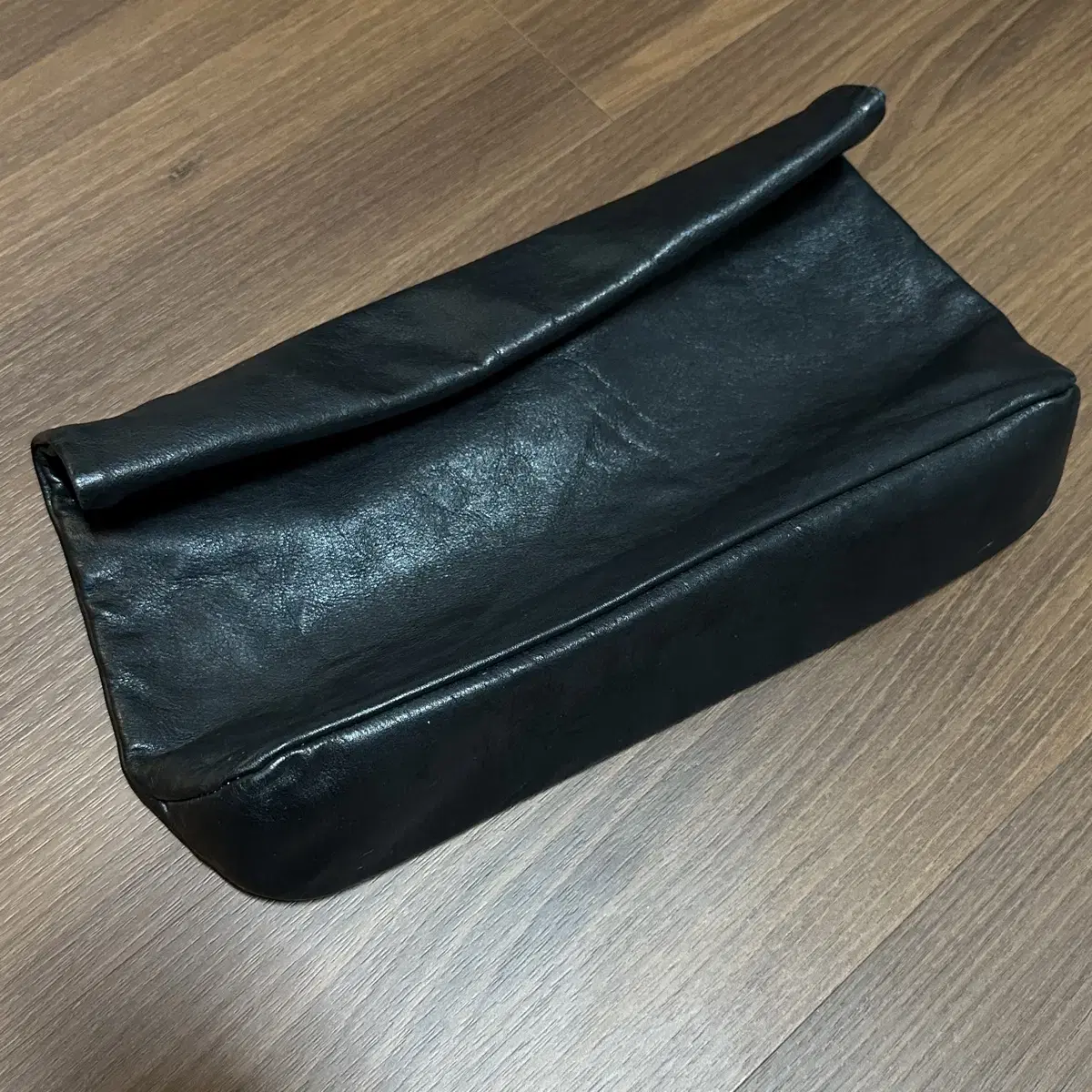 Black clutch in genuine sandalwood leather