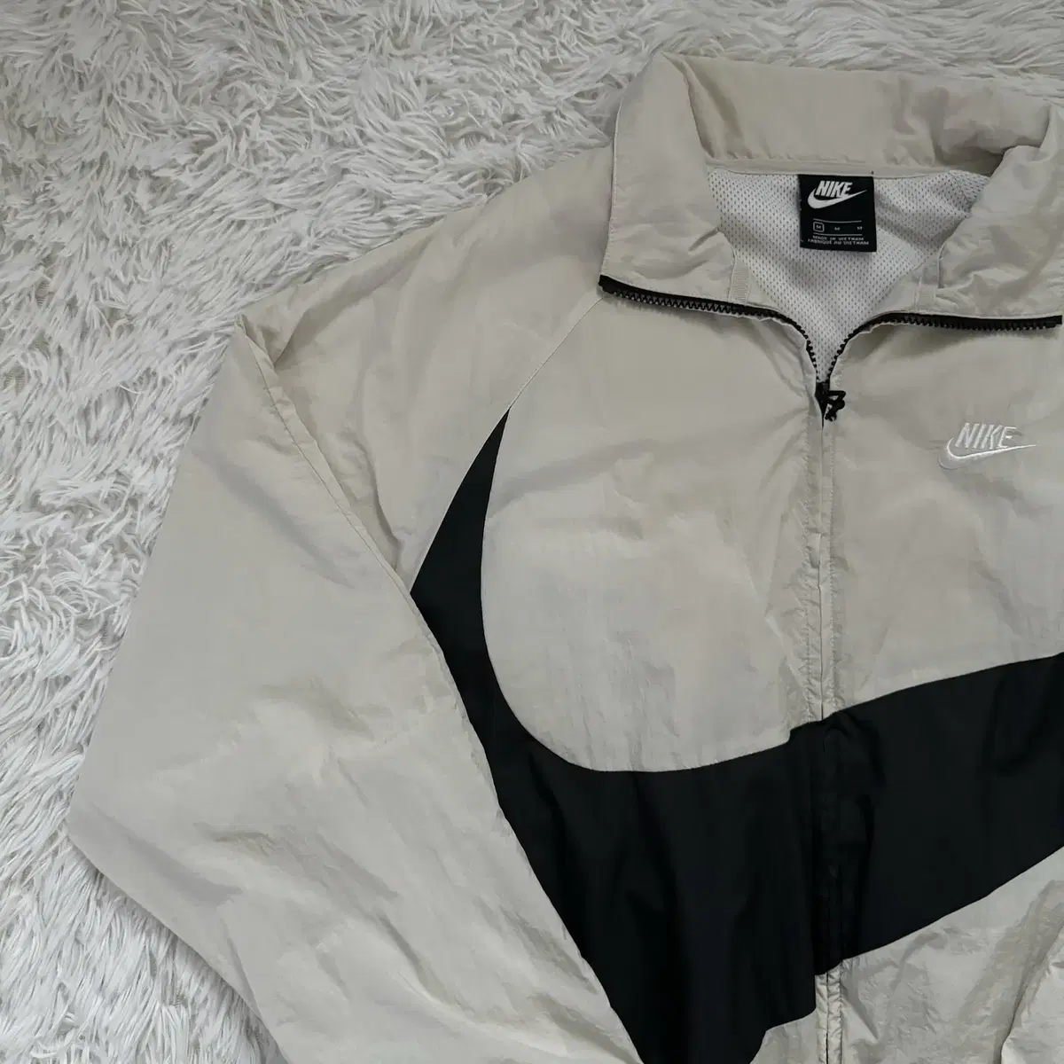 NIKE Vintage Big Swoosh Windbreaker Big Logo NIKE Windbreaker Nylon Windbreaker