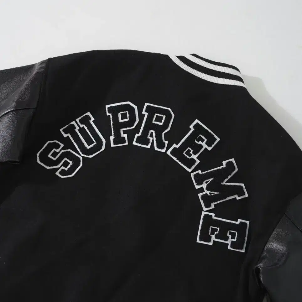 Supreme 23FW 범모 자수 외투 양모 팔 야구 재킷{M 사이즈}