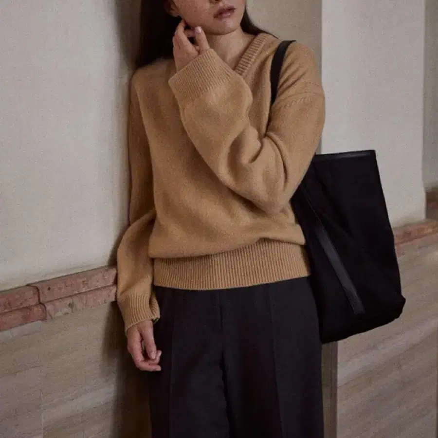 (새상품) 디애퍼처 Basic V Neck Sweater Beige