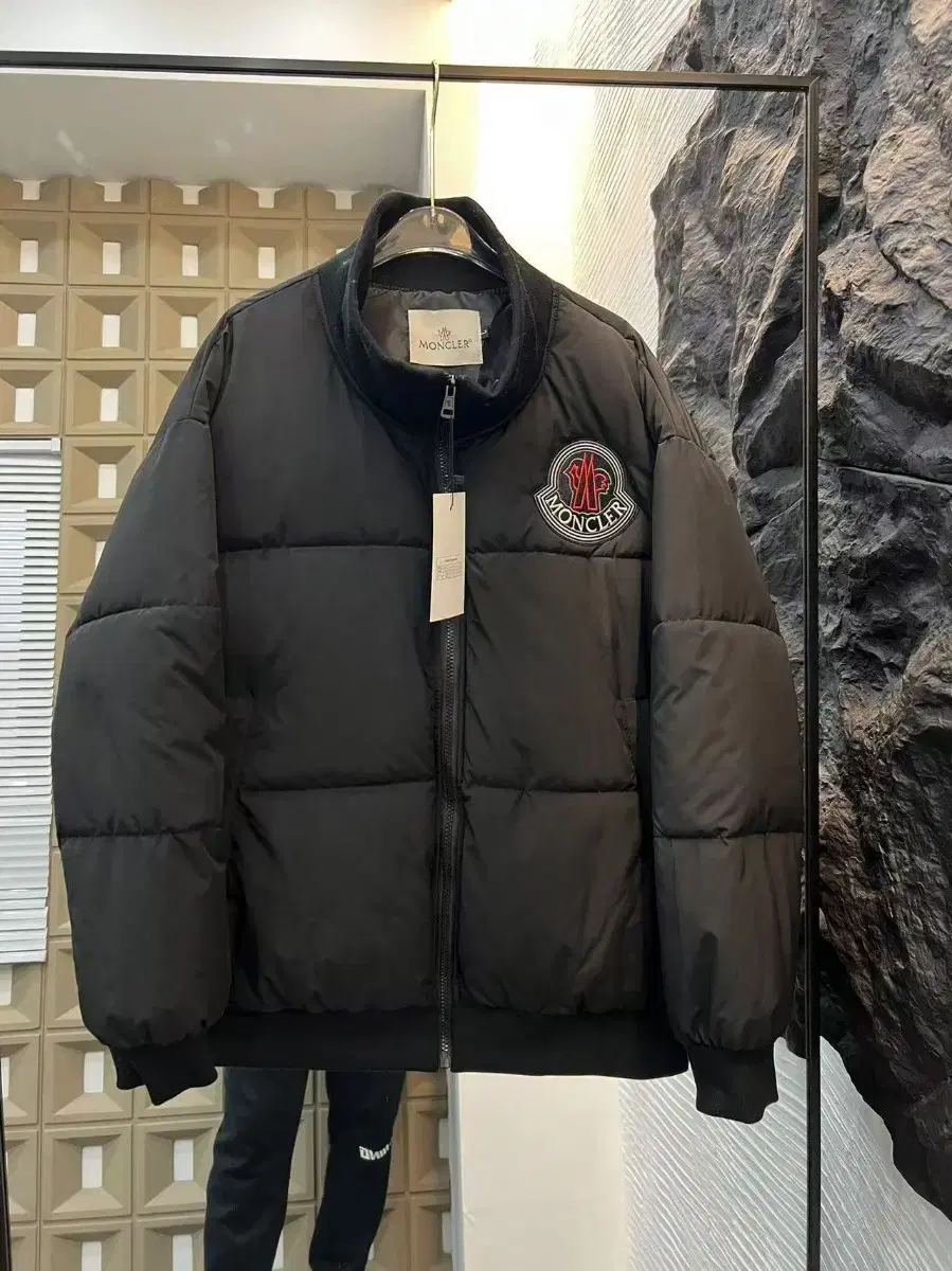 Moncler 신상 검은색 다운 재킷{XL사이즈}