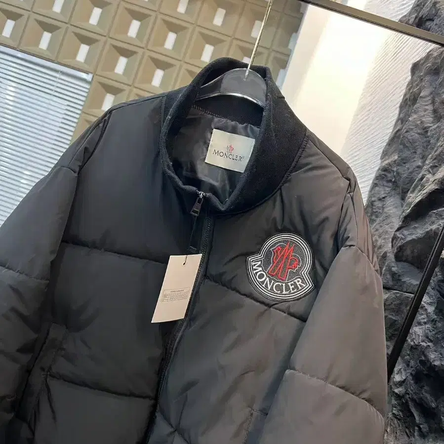 Moncler 신상 검은색 다운 재킷{XL사이즈}