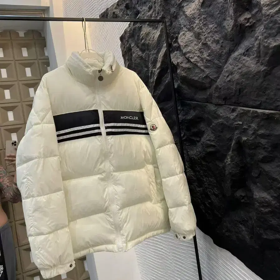 Moncler 신상 화이트 프리 머시피 다운 재킷{XL사이즈}