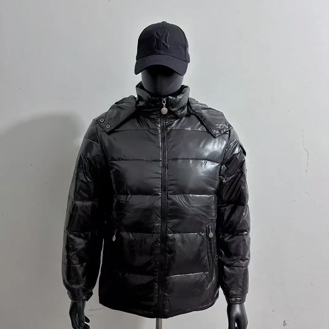 Moncler 신상 검은색 다운 재킷{XL사이즈}