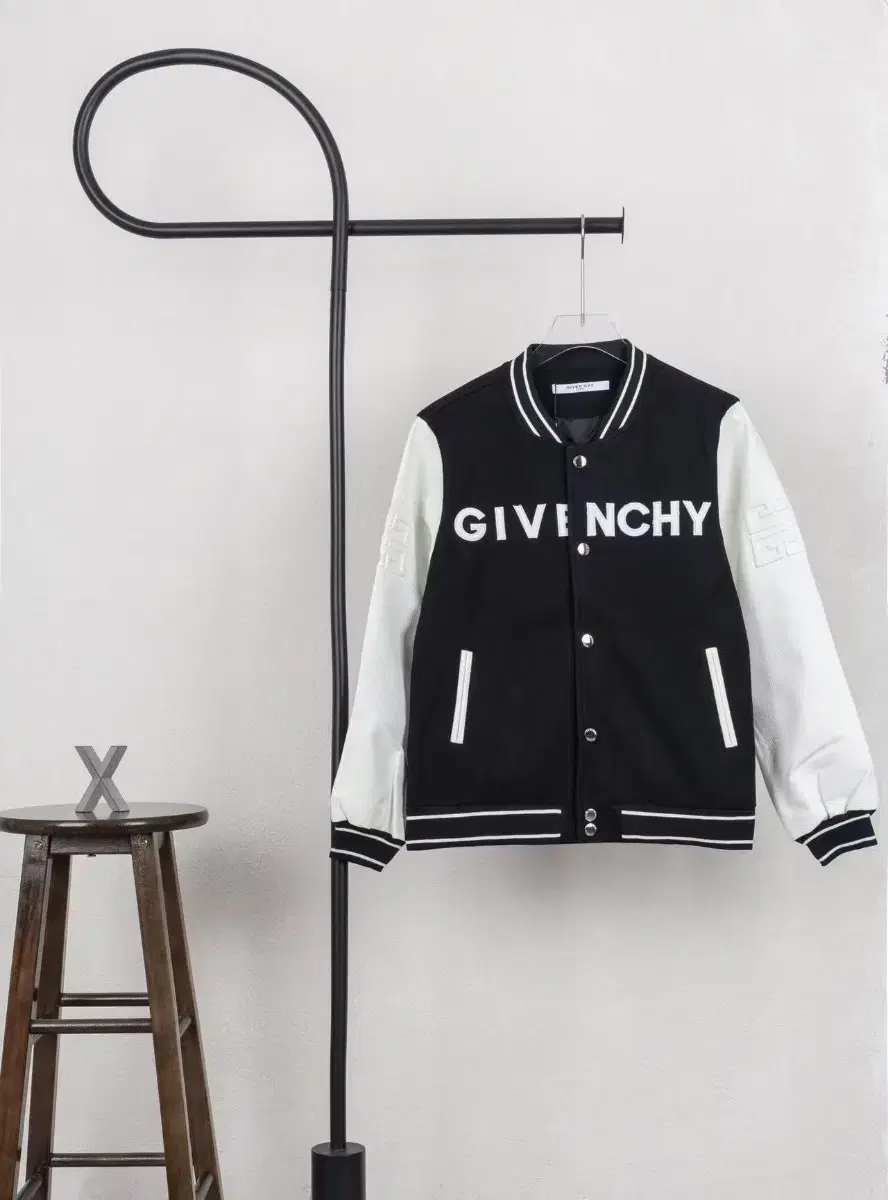 GIVENCHY 자수 플레이트 야구점퍼 가죽 재킷{M사이즈}