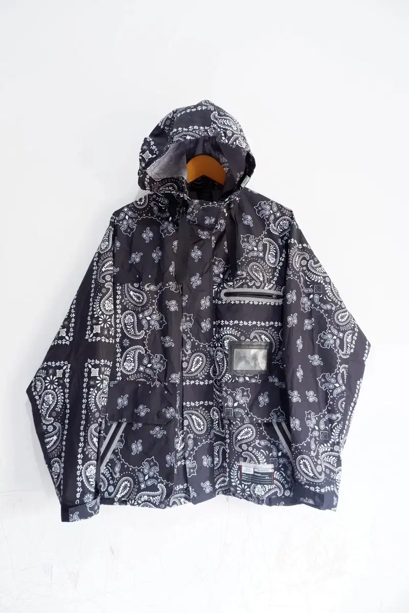 (XL) GU X Yasuhiro Mihara Vandana Windbreaker