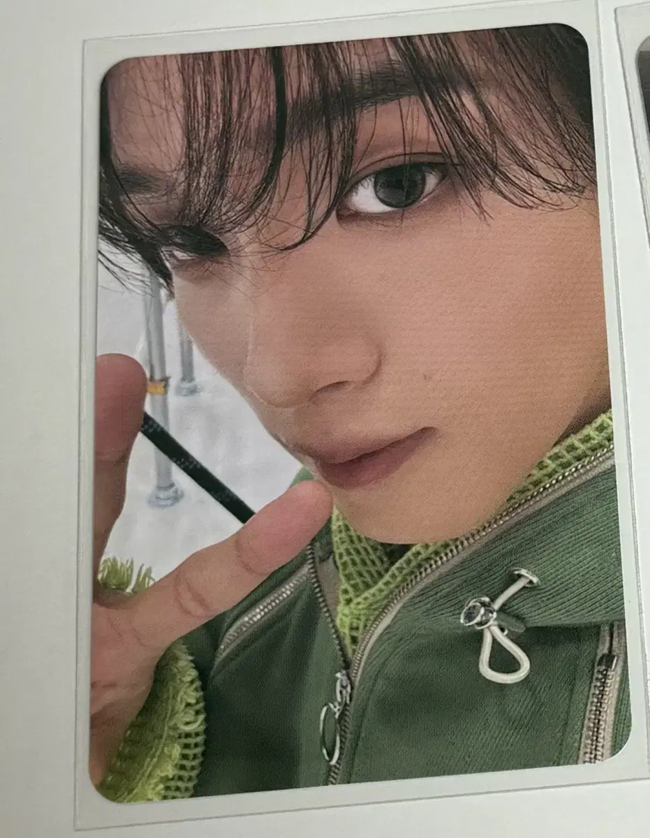 Haechan Wenamwittu Vertical flip version of photocard Hand over