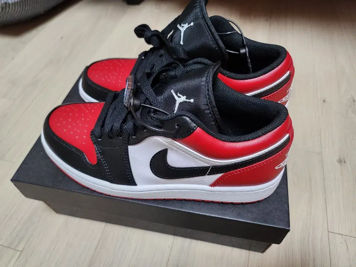 조던 1 로우 브레드 토 Jordan 1 Low Bred