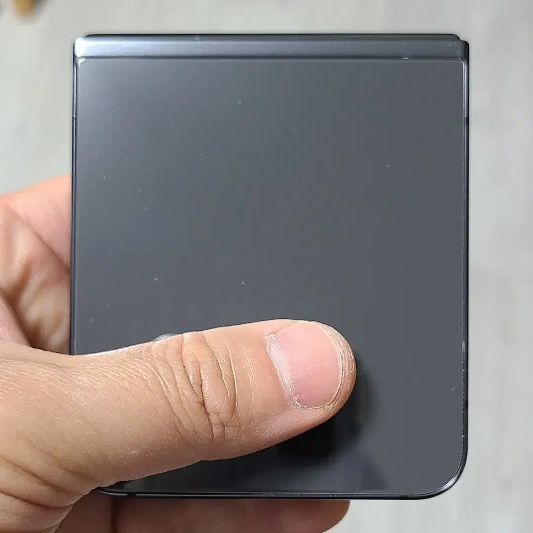 갤럭시 Z플립5 그라파이트 256GB 싸게 팝니다.