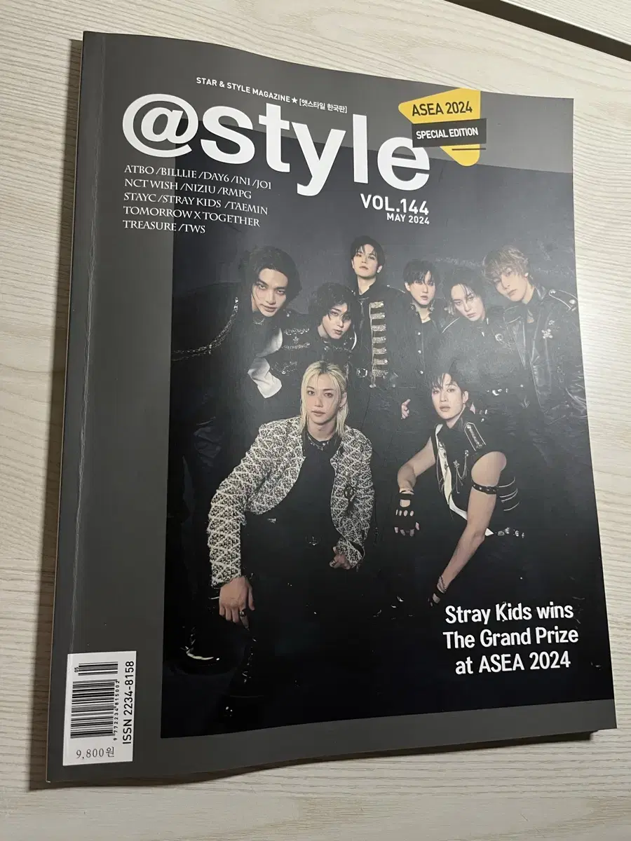 Skz txt TWS taemin for selling magazines