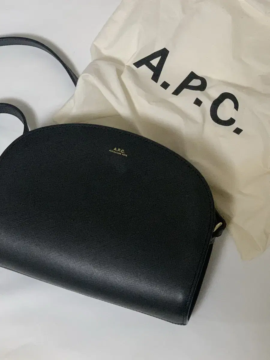 아페쎄 A.P.C 하프문백 사피아노