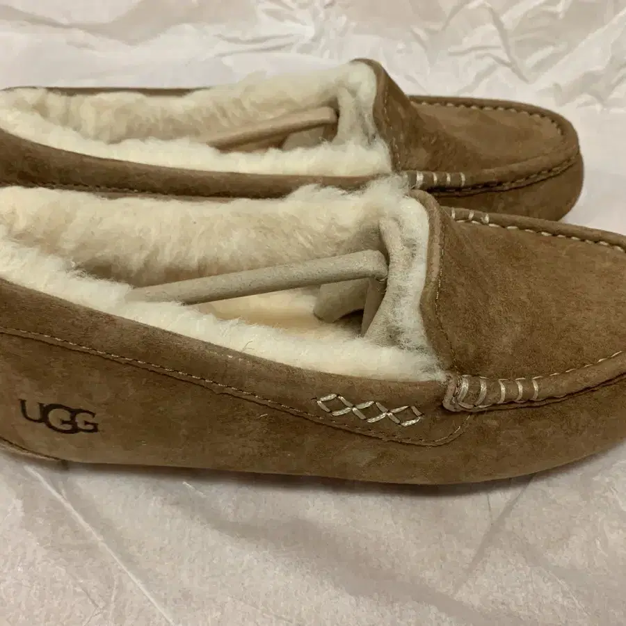 게드 UGG 어그 앤슬리 모카신 6 사이즈 하진 225