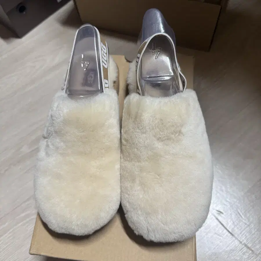 UGG 어그 플러프예 클로그 빅키즈4