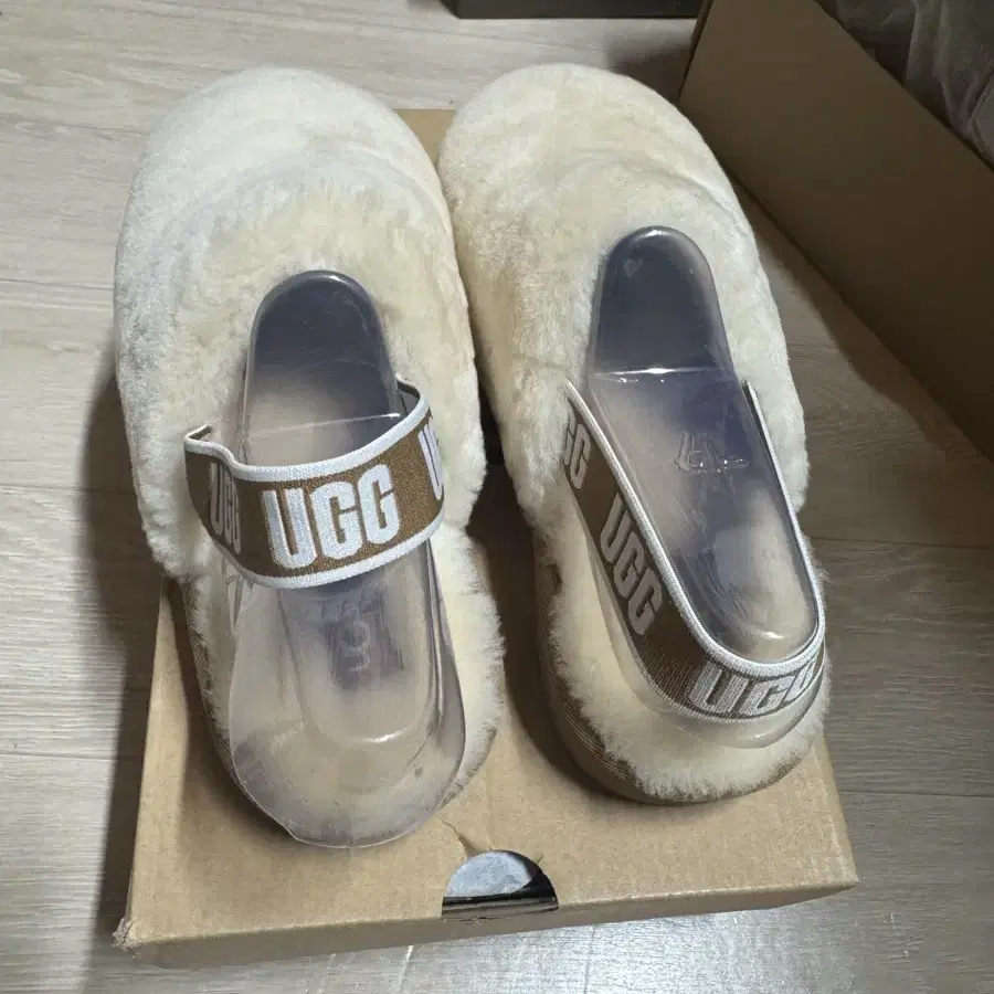 UGG 어그 플러프예 클로그 빅키즈4