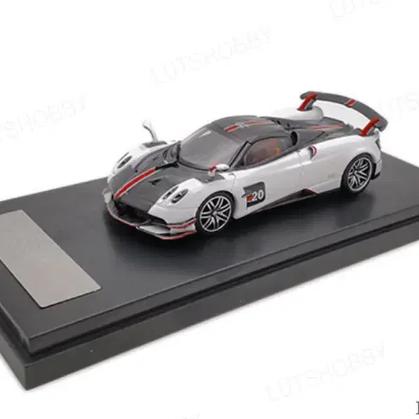 1:64 LCD Pagani Huayra BC Roadster