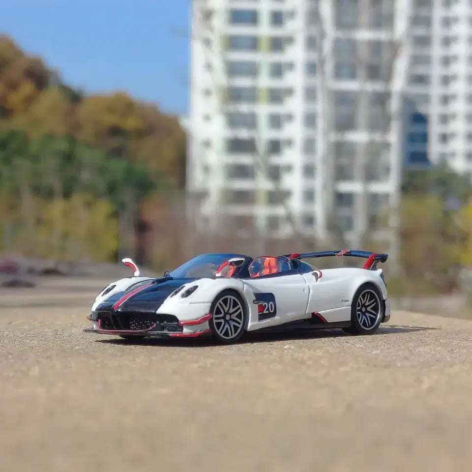 1:64 LCD Pagani Huayra BC Roadster