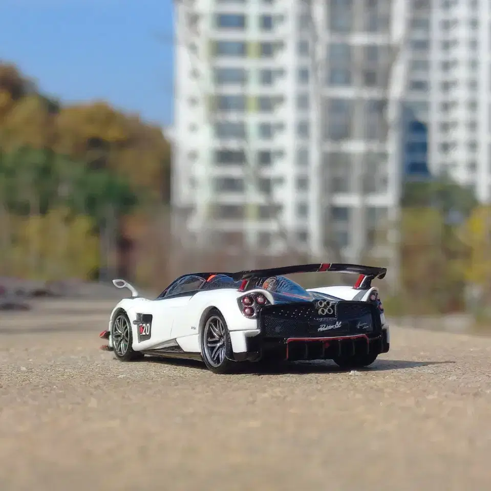 1:64 LCD Pagani Huayra BC Roadster