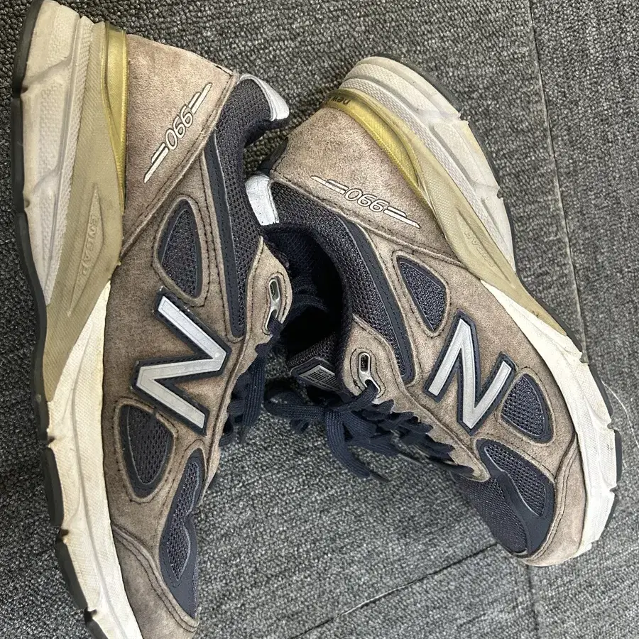 뉴발란스 990v4