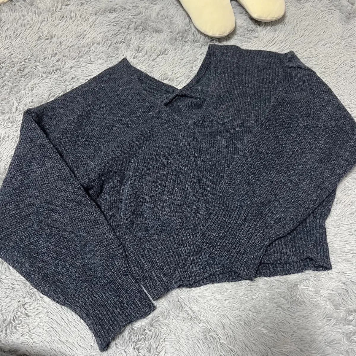 벨리드 wool10% 크랙 절개 브이넥 울니트 네이비