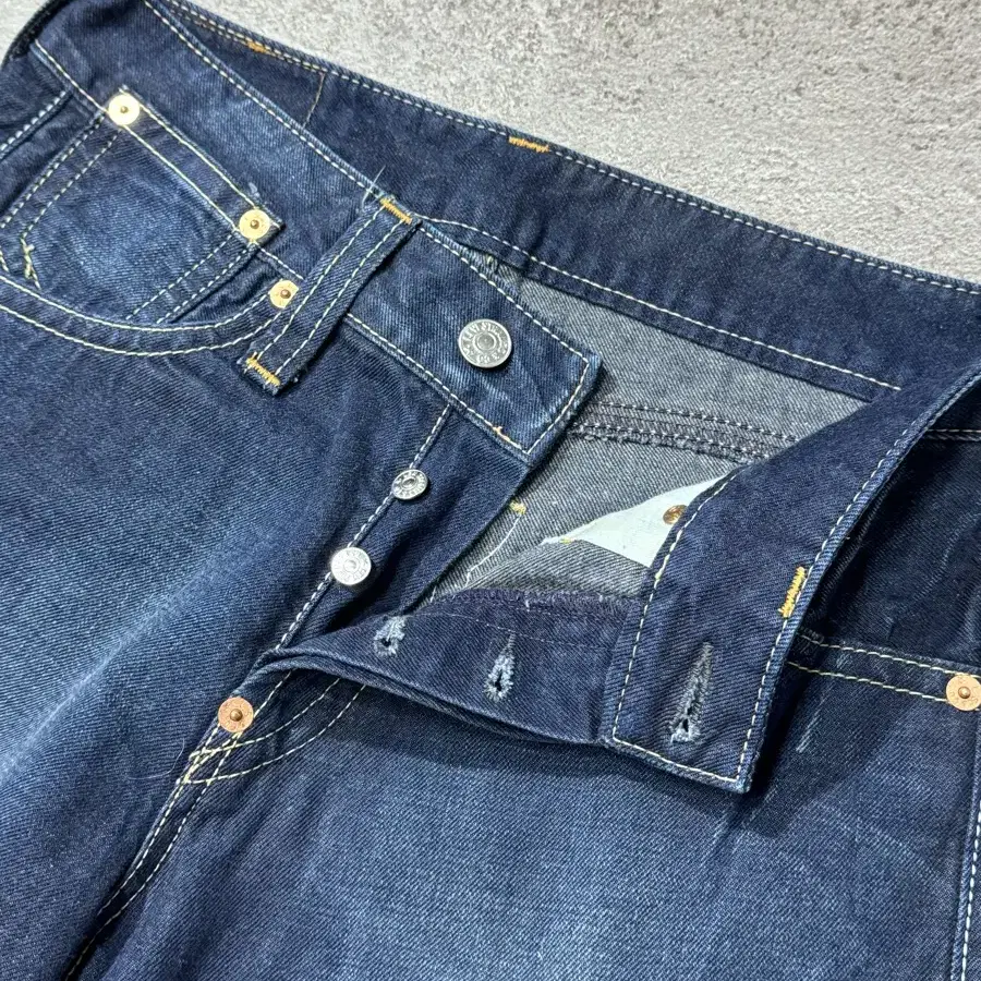 33inch/ Levi's 1902 jeans/ L8