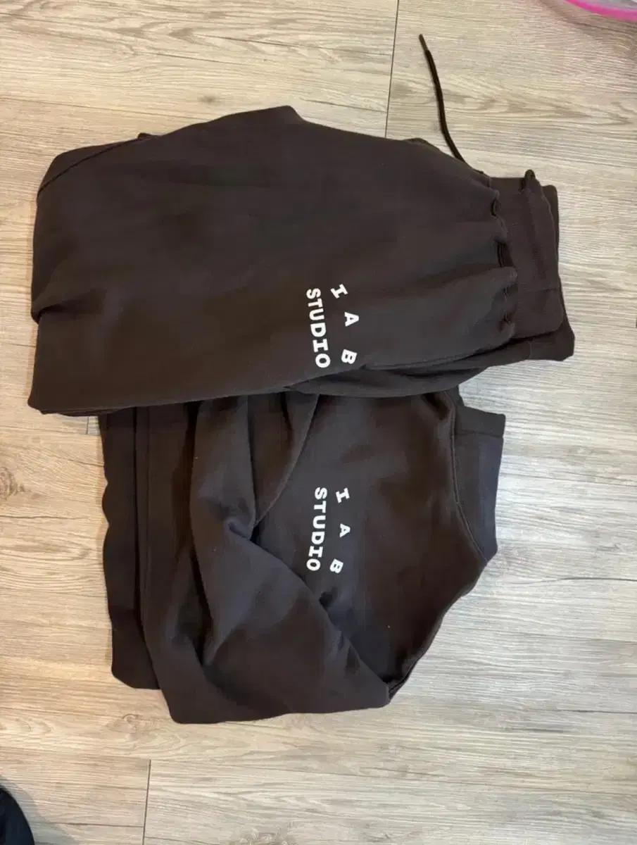 iApp Studio Hoodie(XL),Pants(L) sells in bulk