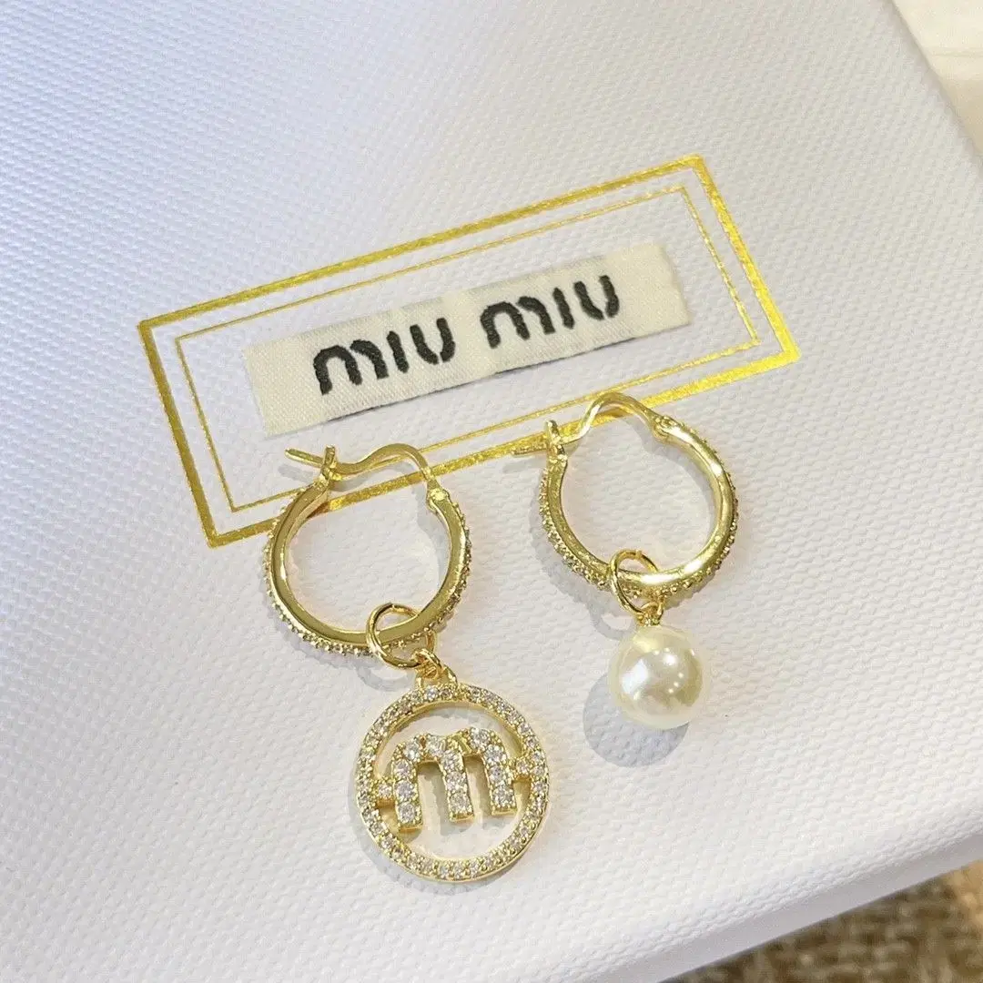 miumiu 레터링 진주 언밸런스 이어링