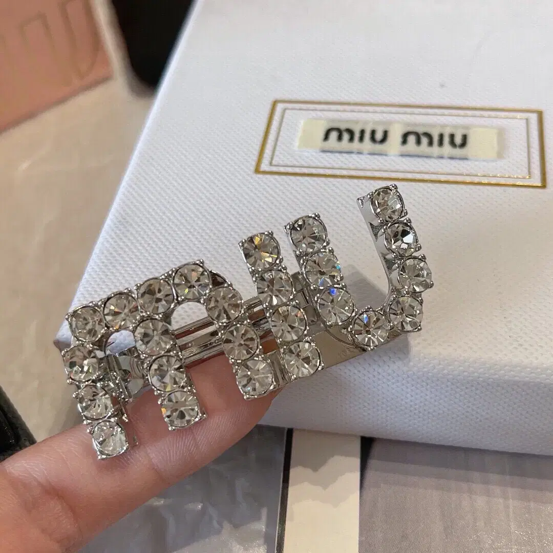 miumiu 수정 머리핀