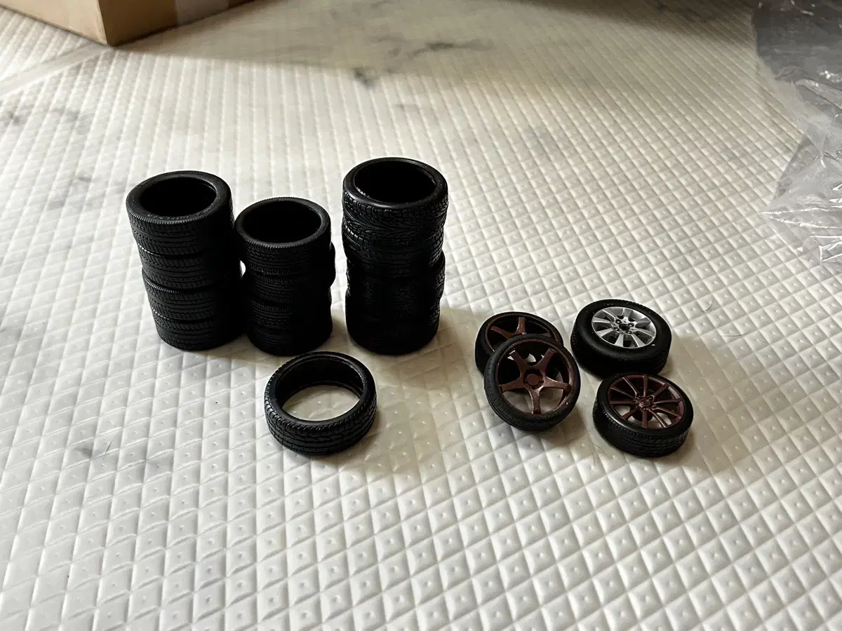 [Sold] 1/18 die-cast tires and wheels bulk Get rid of them cheap.