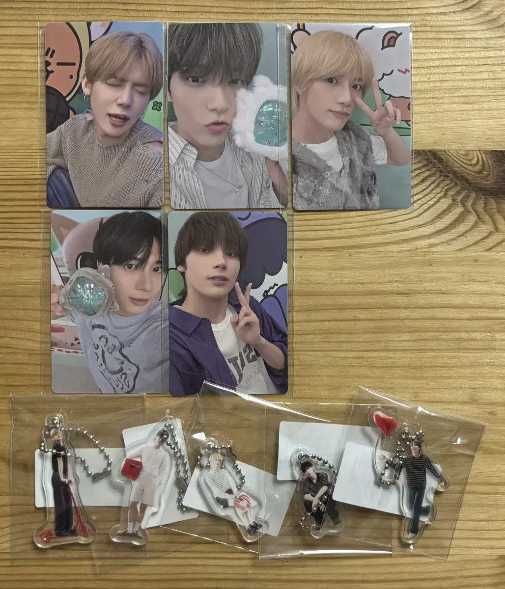 Tuvatu Sanctuary pop up $50 pre-order benefit photocard keyring sells