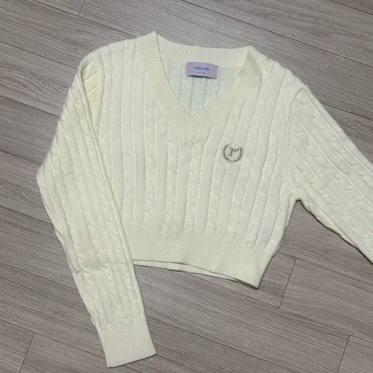 로라로라 v neck cable knit 브이넥 케이블 니트 (아이보리)