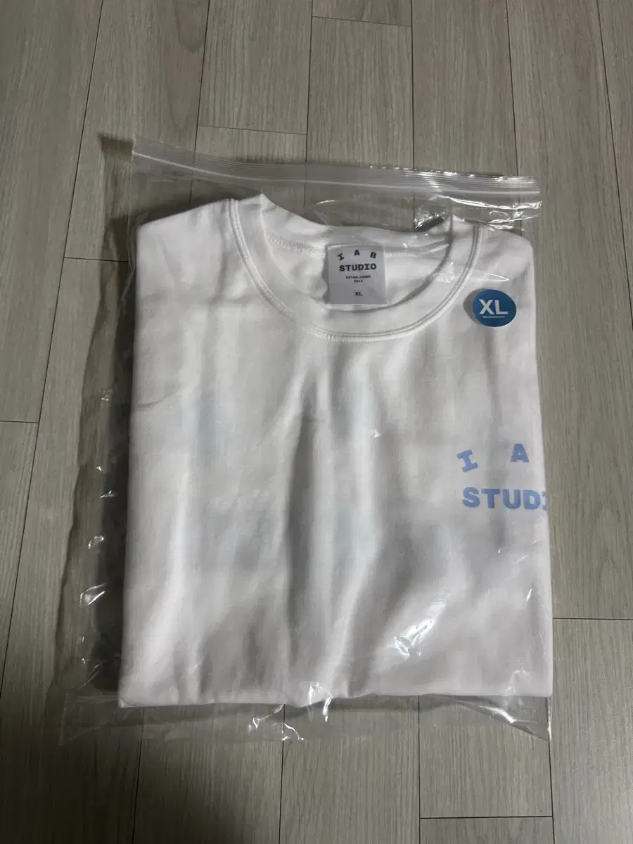 10,000 won cheaper than resell price) iappstudio white sky blue short sleeve XL