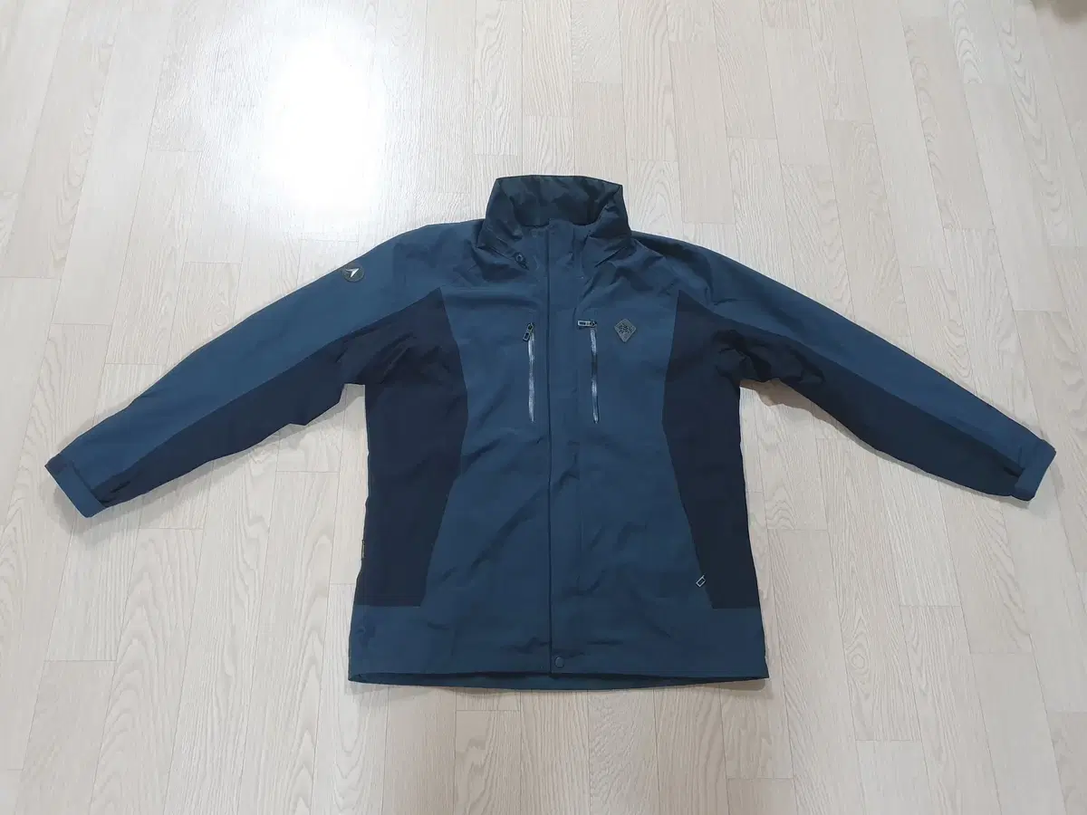 I am selling a men's kohl sport gore-tex jacket, size 100.