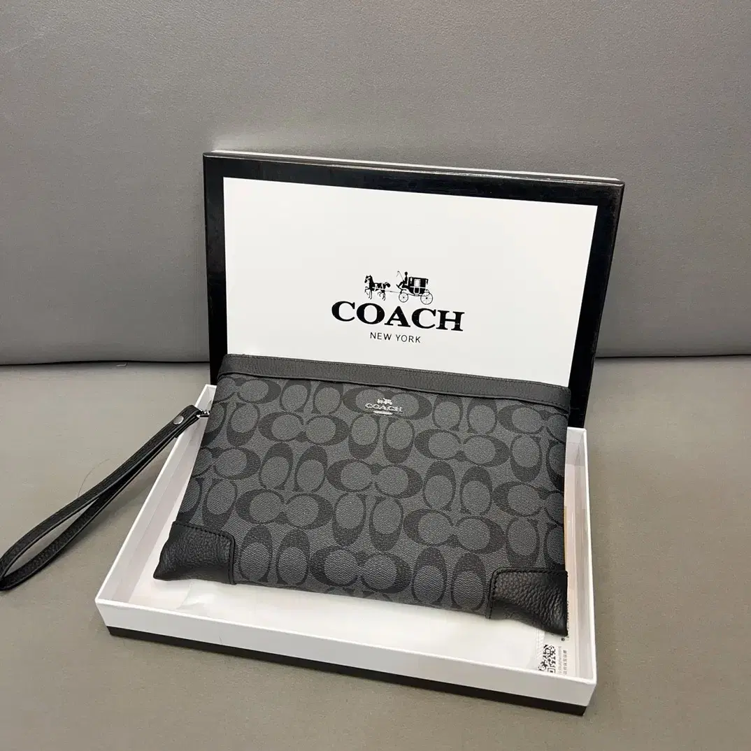 coach 엠보 송아지 가죽 다기능 남성백