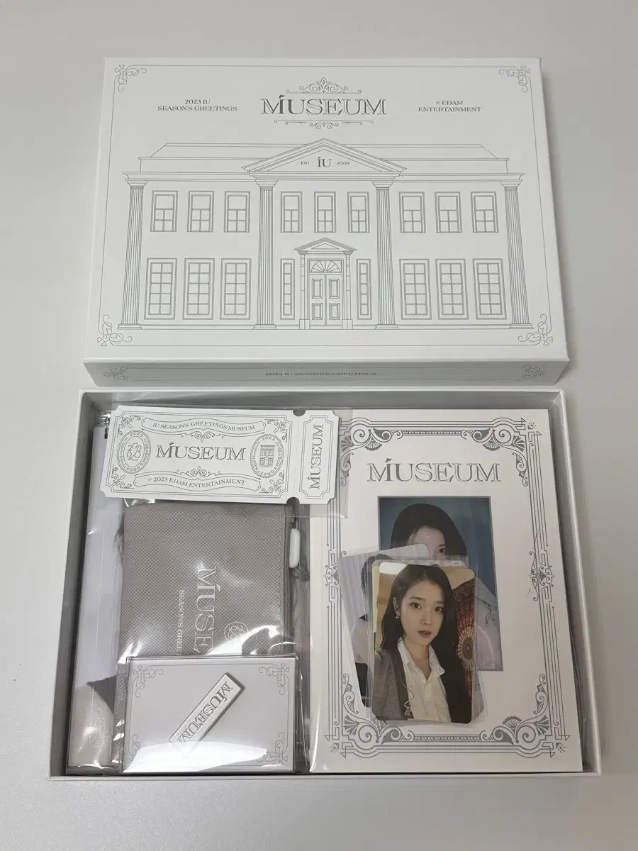 IU IU 2023 season's greetings seasons greetings full set with full photocard