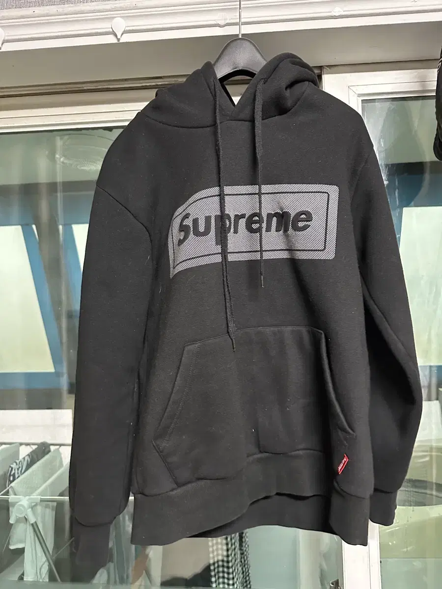 Sells the Supreme Gimo M Hoodie