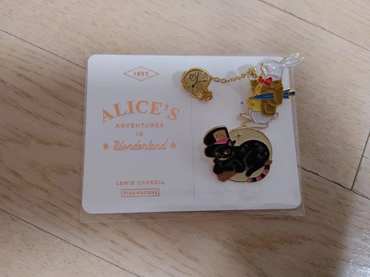 2 metal badges from alice in Wonderland (bulk)