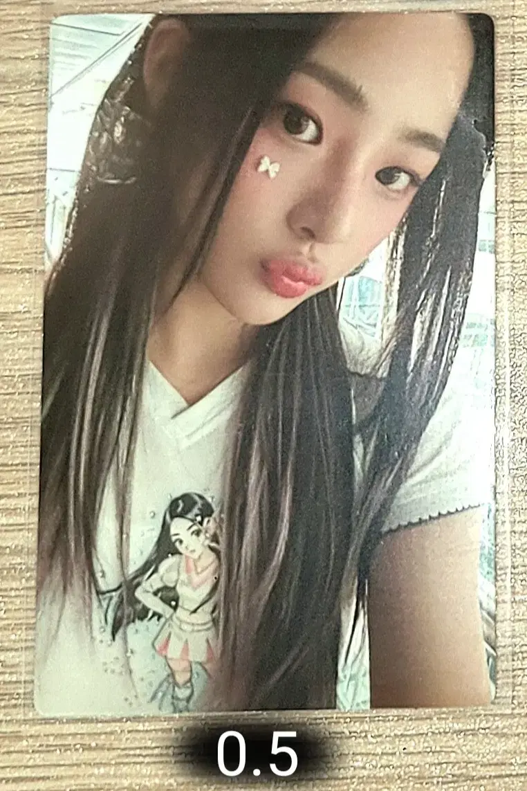 New Jeans minji photocard for sale (not a scan, quality is weird due to calibration)