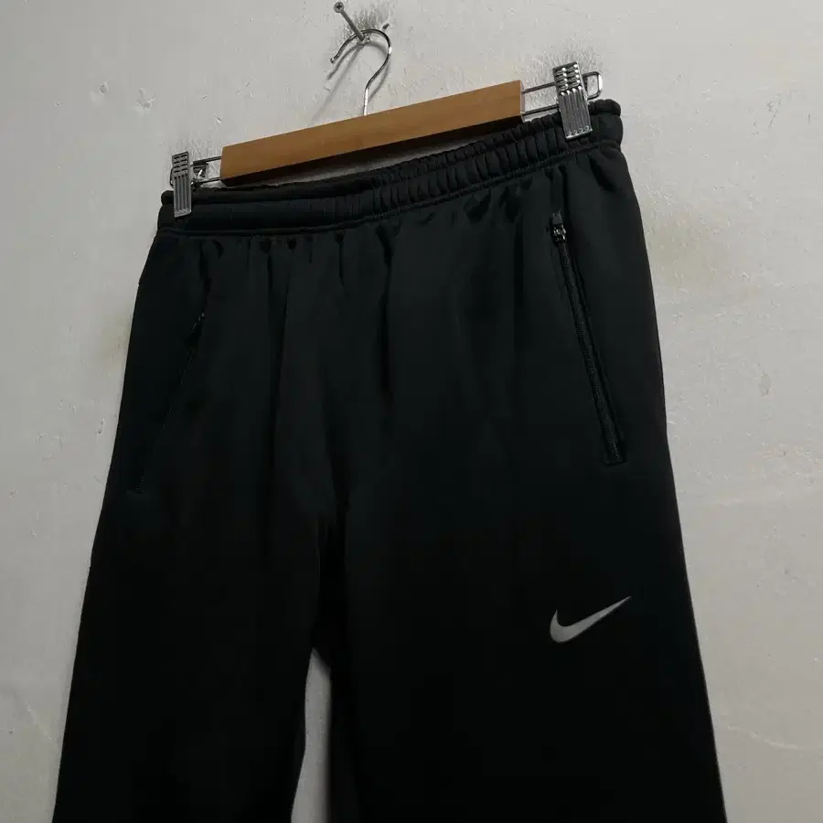 30 NIKE 나이키 스우시 로고 드라이핏 기능성 스판 기모 밴딩 바지